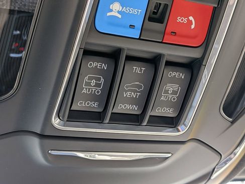 Used 2025 Jeep Grand Cherokee L Limited w/ Luxury Tech Group II image 21