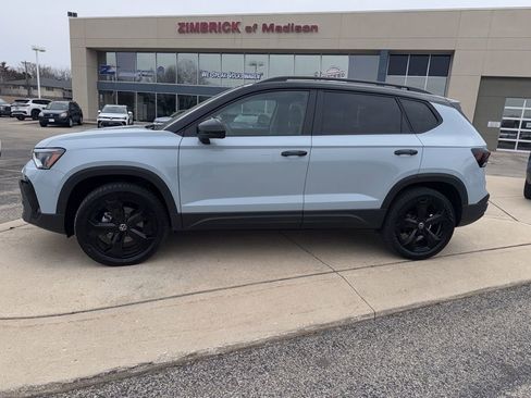Certified 2025 Volkswagen Taos SE AWD/4WD image 4