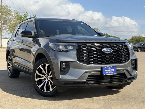 Used 2025 Ford Explorer ST-Line AWD/4WD image 2