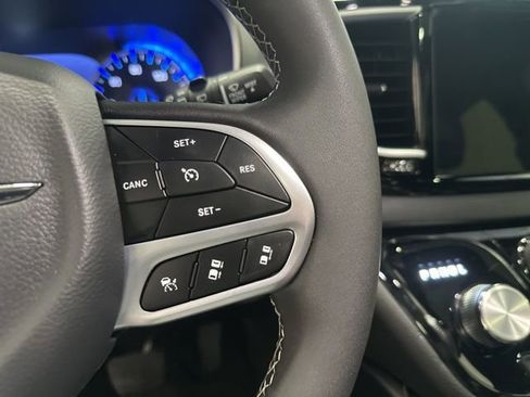 Used 2026 Chrysler Pacifica Limited FWD image 20