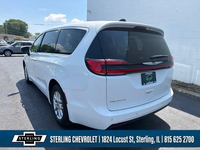 Used 2023 Chrysler Pacifica Touring-L FWD image 5