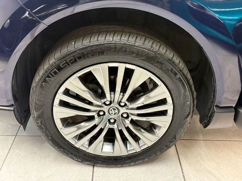 Used 2022 Toyota Venza XLE image 37