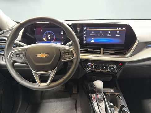 Used 2025 Chevrolet Trax LT w/ LT Convenience Package FWD image 17