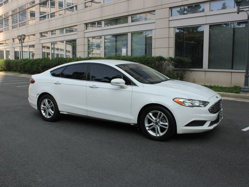 Used 2018 Ford Fusion SE FWD image 2
