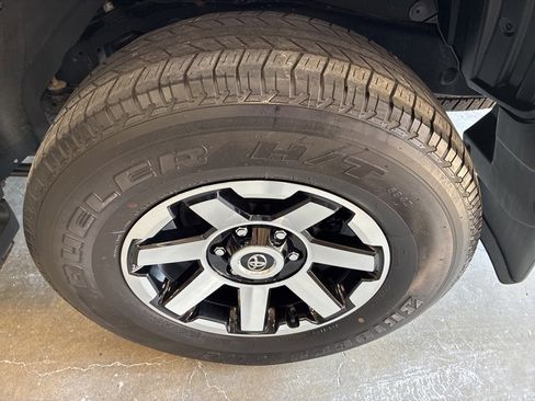 Used 2022 Toyota 4Runner TRD Off-Road image 9