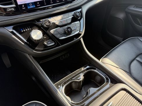 Used 2025 Chrysler Pacifica Limited image 45