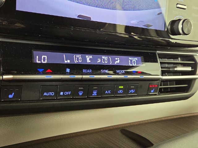 Used 2024 Toyota Sienna XLE FWD image 20