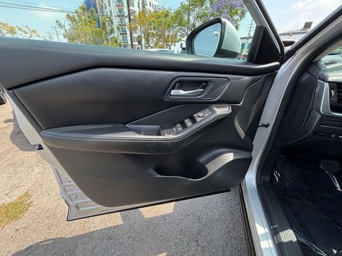 Used 2025 Nissan Rogue SV FWD image 18