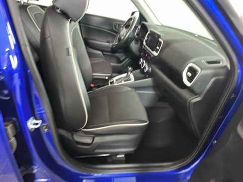 Used 2023 Hyundai Venue Limited FWD image 30