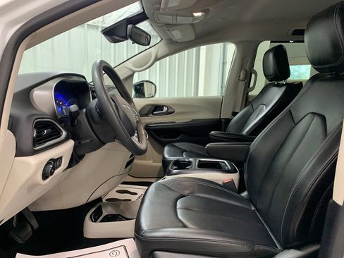 Used 2024 Chrysler Pacifica Touring-L FWD image 17