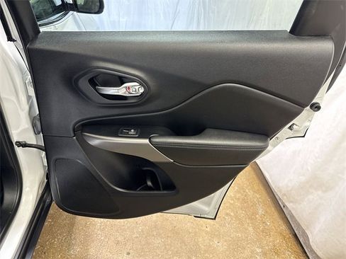 Used 2021 Jeep Cherokee Latitude Lux w/ Sun & Sound Group image 26