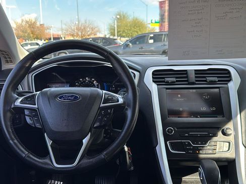 Used 2016 Ford Fusion SE image 10