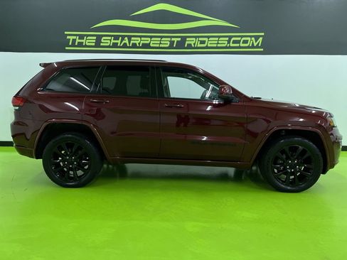 Used 2018 Jeep Grand Cherokee Altitude AWD/4WD image 11