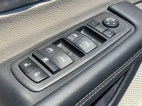 Used 2023 Chrysler Pacifica Touring-L FWD image 25
