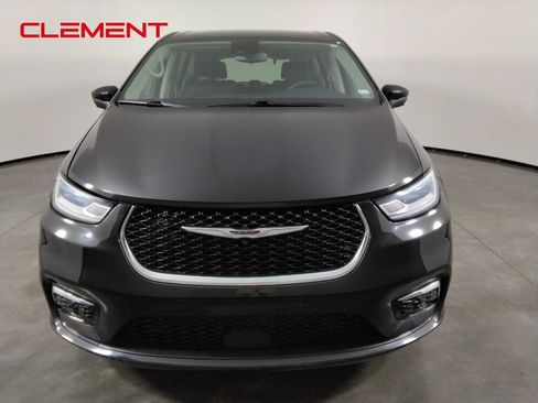 Used 2023 Chrysler Pacifica Touring-L FWD image 2