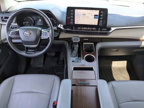 Used 2024 Toyota Sienna XLE FWD image 15