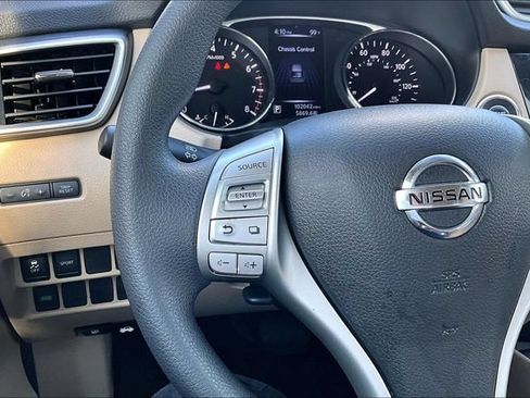 Used 2016 Nissan Rogue SV FWD image 11