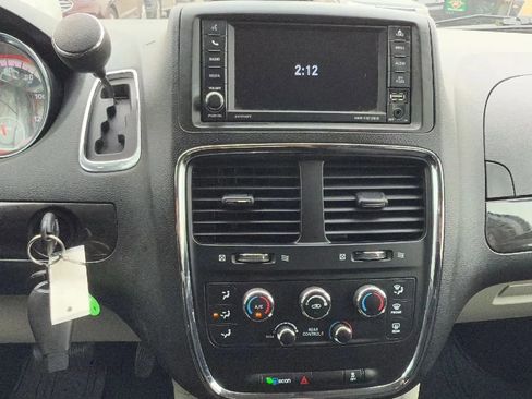 Used 2018 Dodge Grand Caravan SE image 17