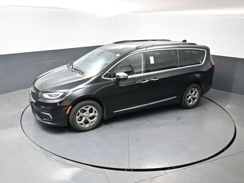 Used 2023 Chrysler Pacifica Limited image 19