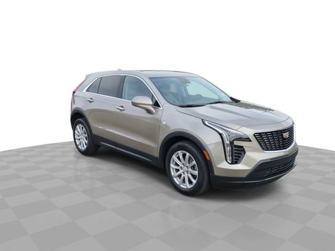 Certified 2023 Cadillac XT4 Luxury w/ Cold Weather Package FWD image 2