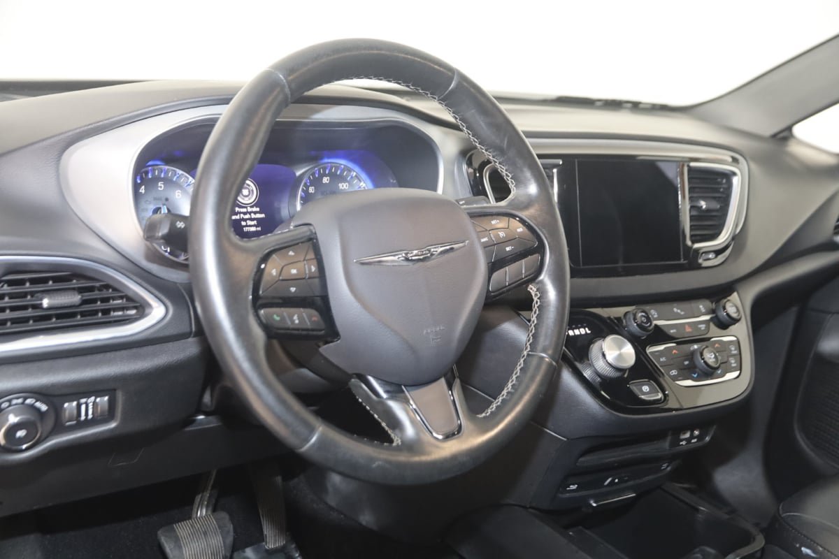 Used 2019 Chrysler Pacifica Touring-L Plus w/ S Appearance Package FWD image 6