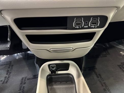 Used 2024 Chrysler Pacifica Touring-L FWD image 13