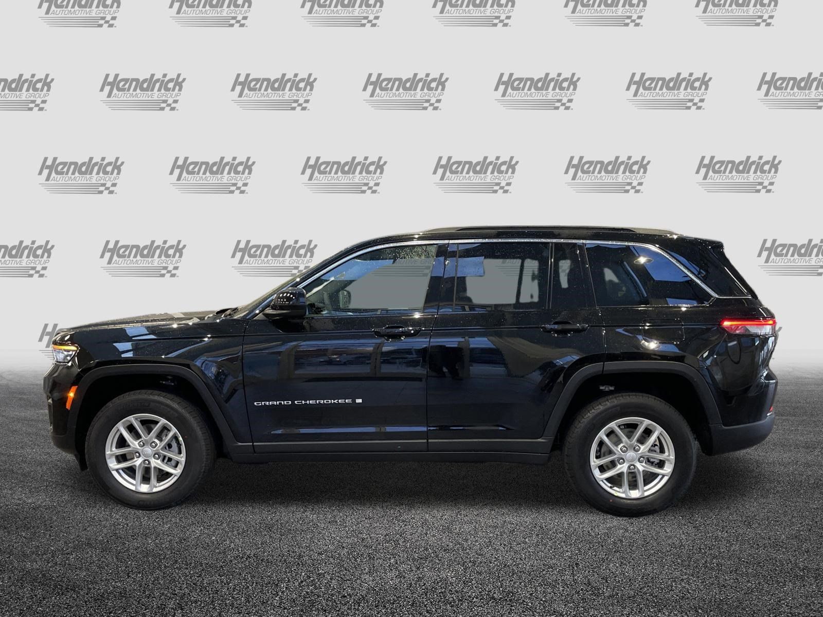 Used 2025 Jeep Grand Cherokee Laredo w/ Luxury Tech Group I RWD image 7