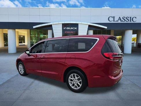Used 2025 Chrysler Pacifica Select FWD image 6