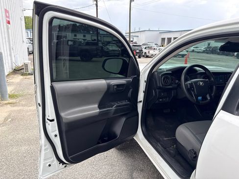 Used 2020 Toyota Tacoma SR w/ SR Convenience Package RWD image 11