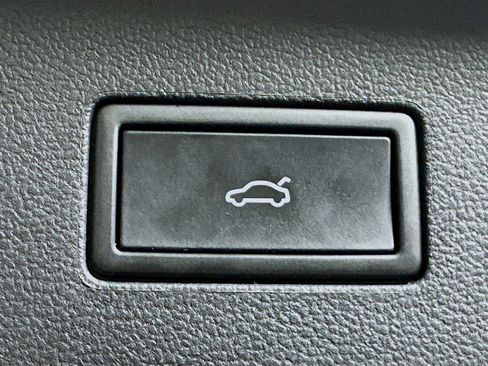 Used 2025 Volkswagen Atlas SE image 32