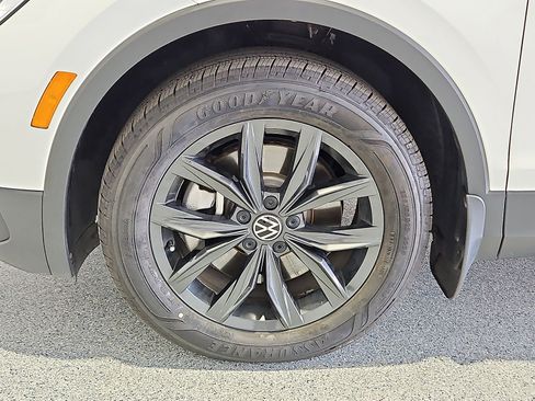 Used 2024 Volkswagen Tiguan SE w/ Panoramic Sunroof Package AWD/4WD image 19