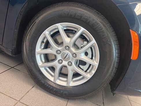 Used 2025 Chrysler Pacifica Select image 10