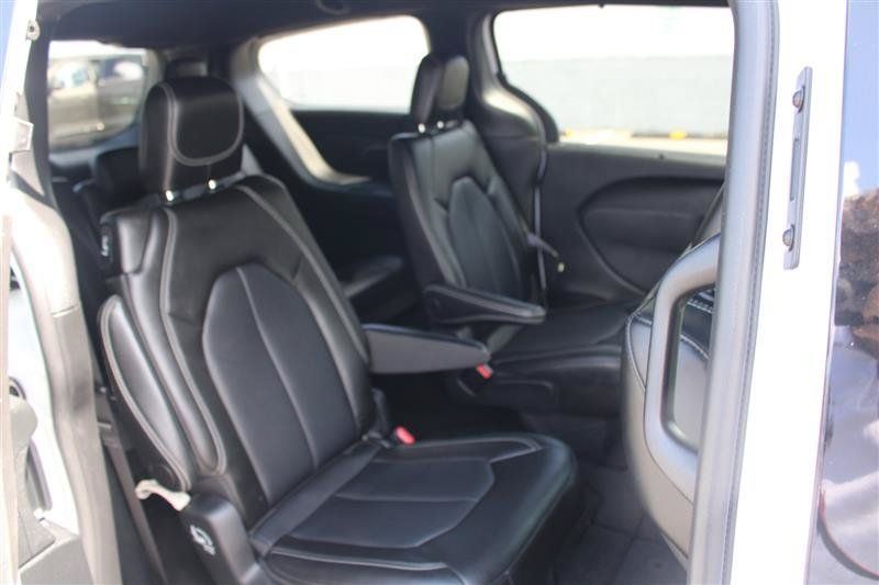 Used 2025 Chrysler Pacifica Select FWD image 14