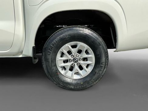 Used 2024 Nissan Frontier SV image 15