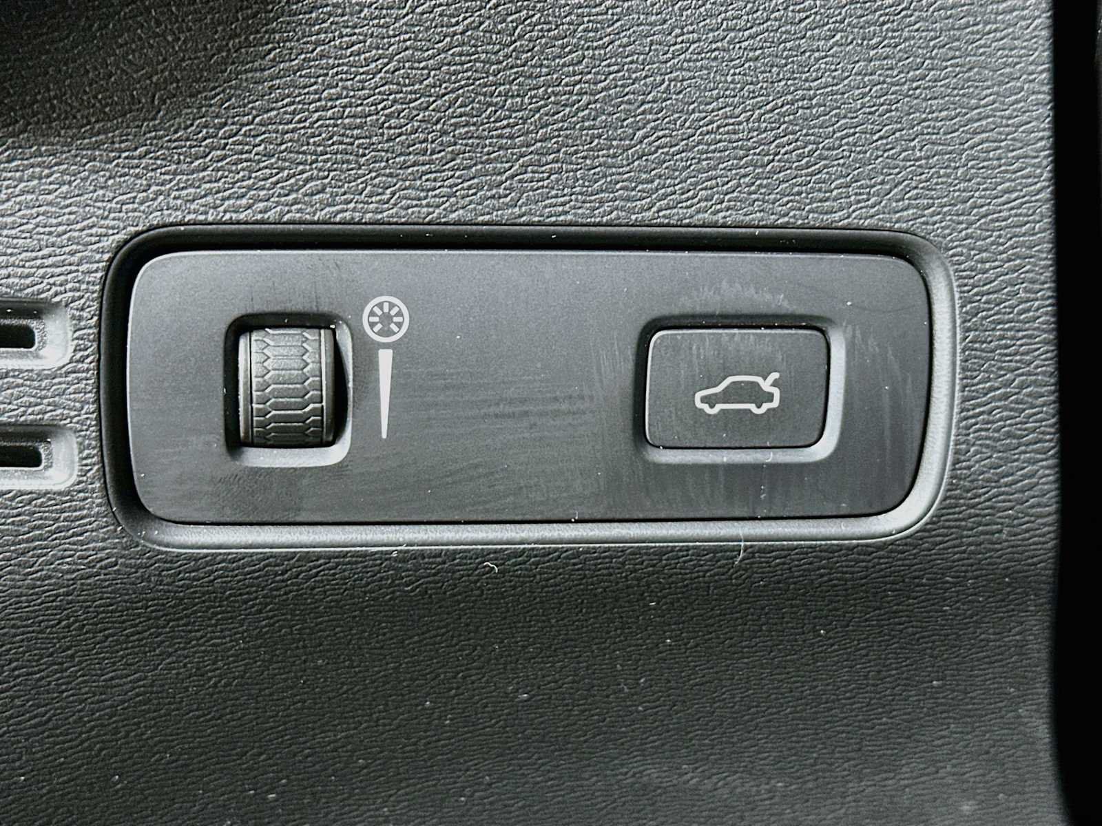 Used 2022 Volvo XC40 P8 Recharge Plus AWD/4WD image 10