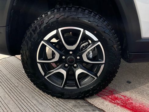 Used 2025 Jeep Compass Trailhawk image 9