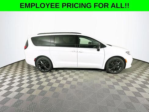 New 2026 Chrysler Pacifica Limited w/ S Appearance Package image 9