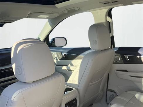 Used 2025 Buick Enclave Avenir image 12