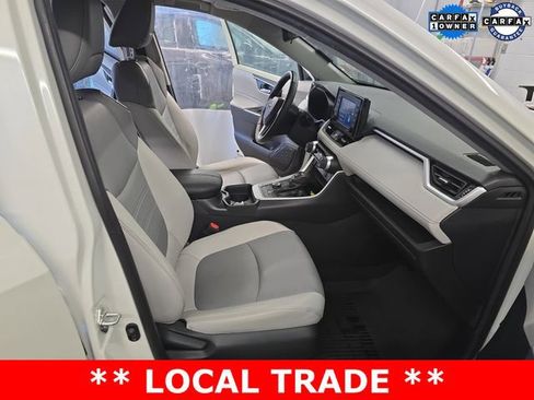 Used 2021 Toyota RAV4 XLE Premium image 18