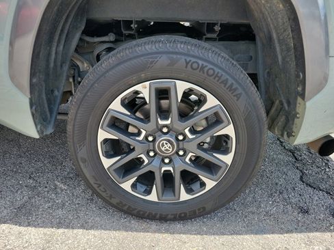 Used 2025 Toyota Tundra Limited AWD/4WD image 28