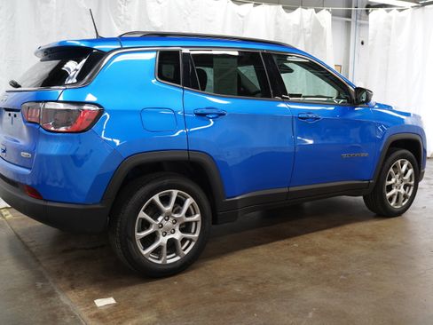Used 2022 Jeep Compass Latitude w/ Sun and Sound Group AWD/4WD image 3