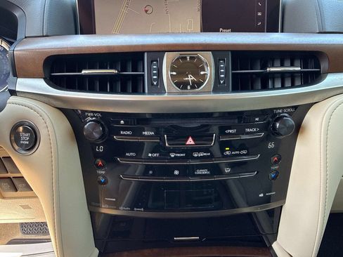 Used 2019 Lexus LX 570 4WD w/ Luxury Package image 23