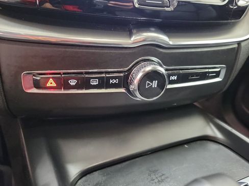 Certified 2025 Volvo XC40 B5 Plus image 30