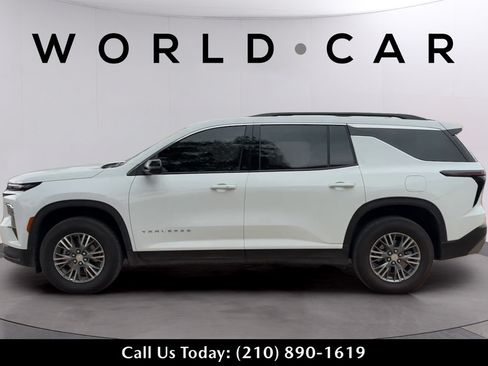 Used 2025 Chevrolet Traverse LT FWD image 4