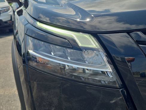 Used 2023 Nissan Pathfinder SL w/ Lighting Package (N92) FWD image 7