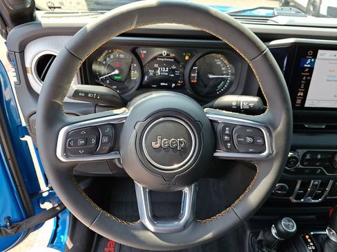 Used 2024 Jeep Wrangler Unlimited Sahara w/ Technology Group AWD/4WD image 20