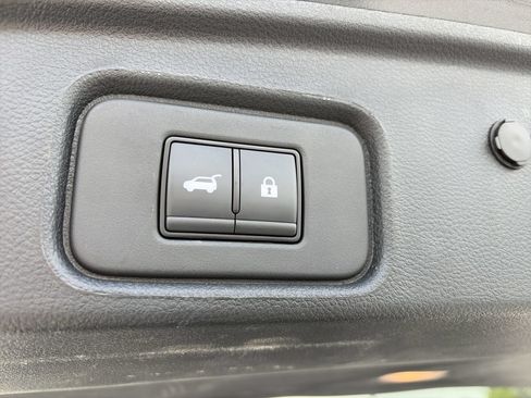 Used 2025 Nissan Pathfinder SV FWD image 30