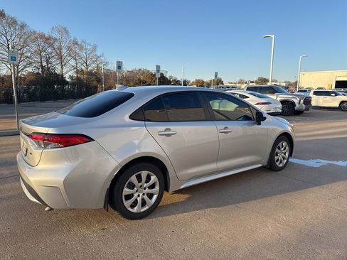 Used 2022 Toyota Corolla LE image 4