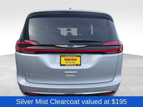 Used 2024 Chrysler Pacifica Touring-L image 6