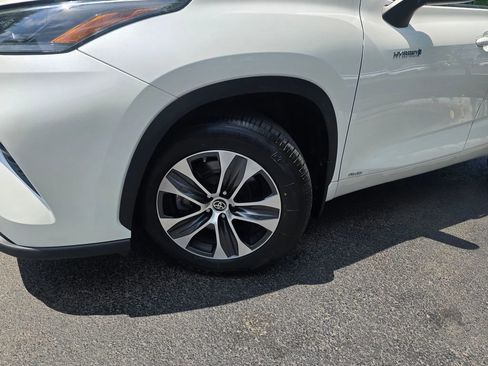 Used 2021 Toyota Highlander XLE AWD/4WD image 2